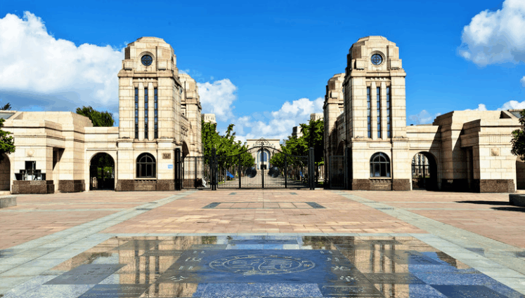 二十世纪初,上海有一所震旦大学,这所大学也是一所私立大学,而正是这