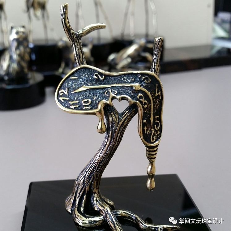 如何将达利画中那只被熔化的时钟变为现实?大神是这样作的……|时钟|达利|装饰品_新浪新闻