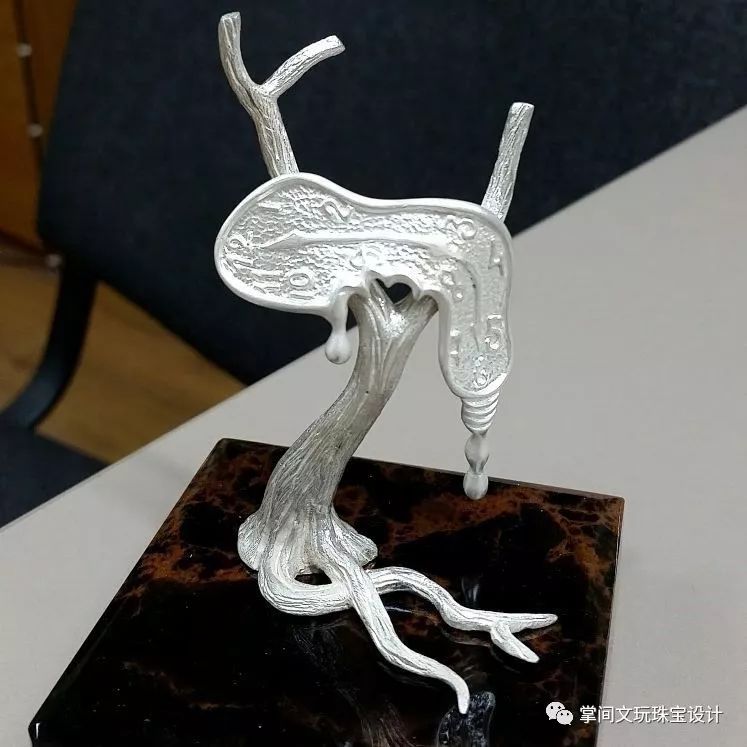 如何将达利画中那只被熔化的时钟变为现实?大神是这样作的……|时钟|达利|装饰品_新浪新闻