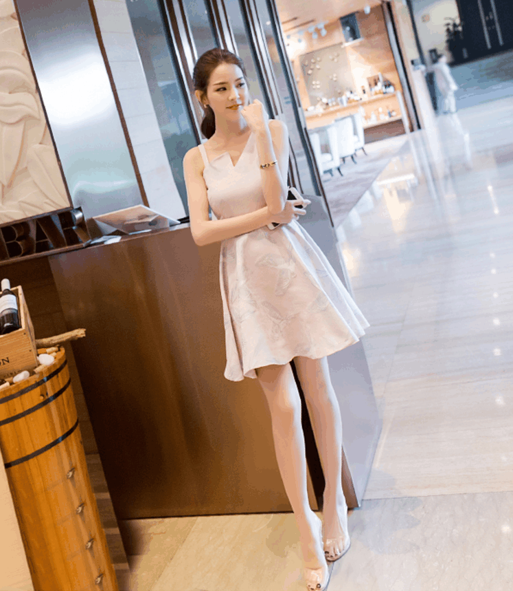 穿衣服的女人简笔画（穿衣服的美女图片）-第2张图片-潮百科