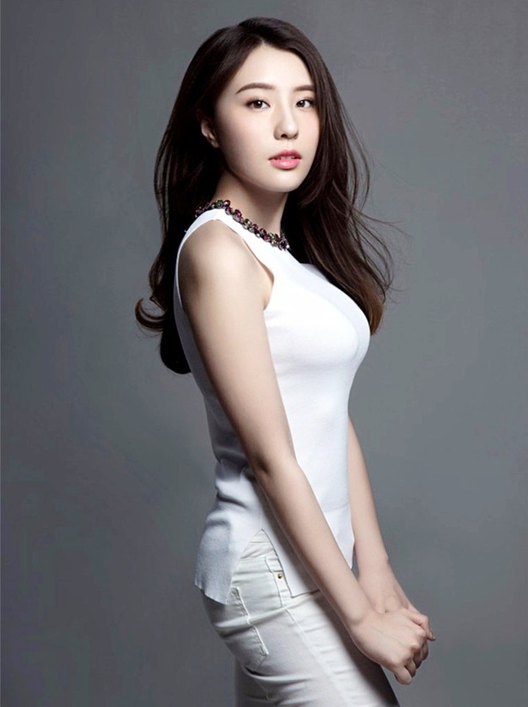 一个青春靓丽展现东方女性气质美的美女姑娘