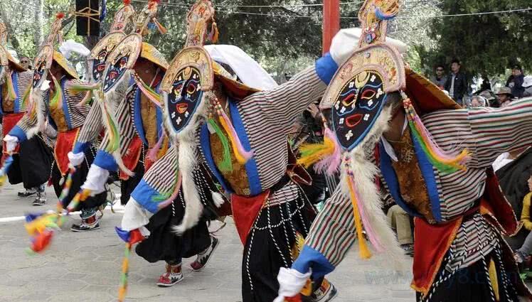 在这里你可以欣赏藏戏段子,神舞,朗玛,堆谐以及民间对歌等特色的歌舞