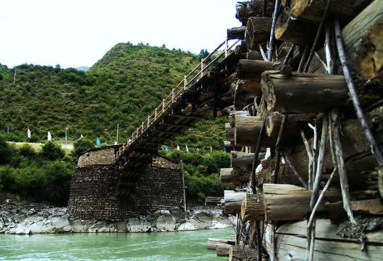 可可托海老木桥图片