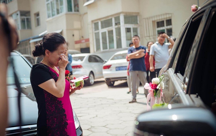 远嫁的女儿回家过年了,父母忍不住落泪,在他们心中有一个心结