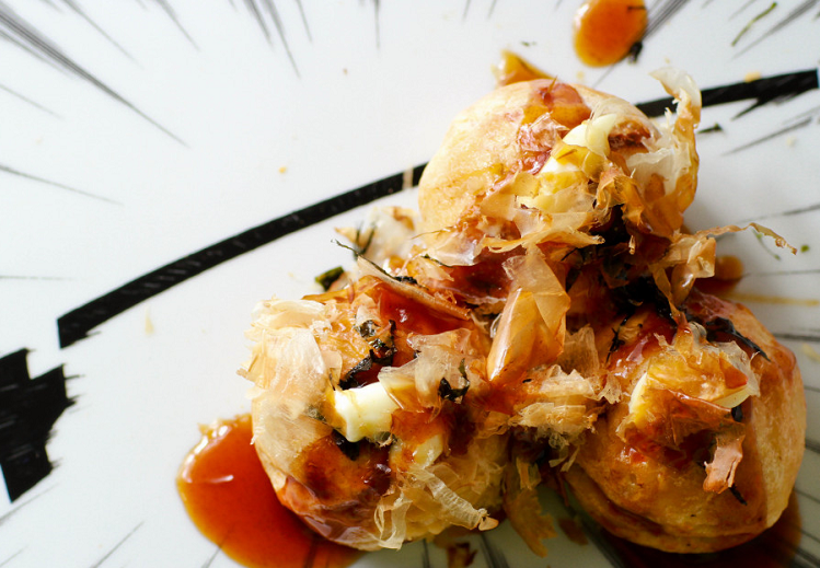 章鱼小丸子配日式蛋黄酱,再撒上一把木鱼花,味道真是棒极啦!