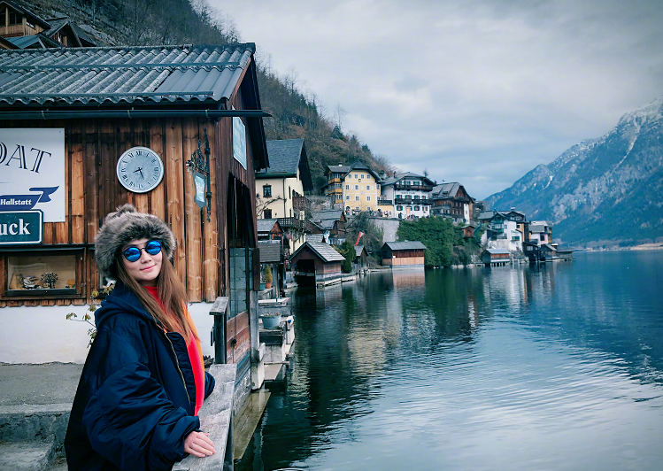 任家萱晒游客照笑容暖心 旁山依水景美人更美