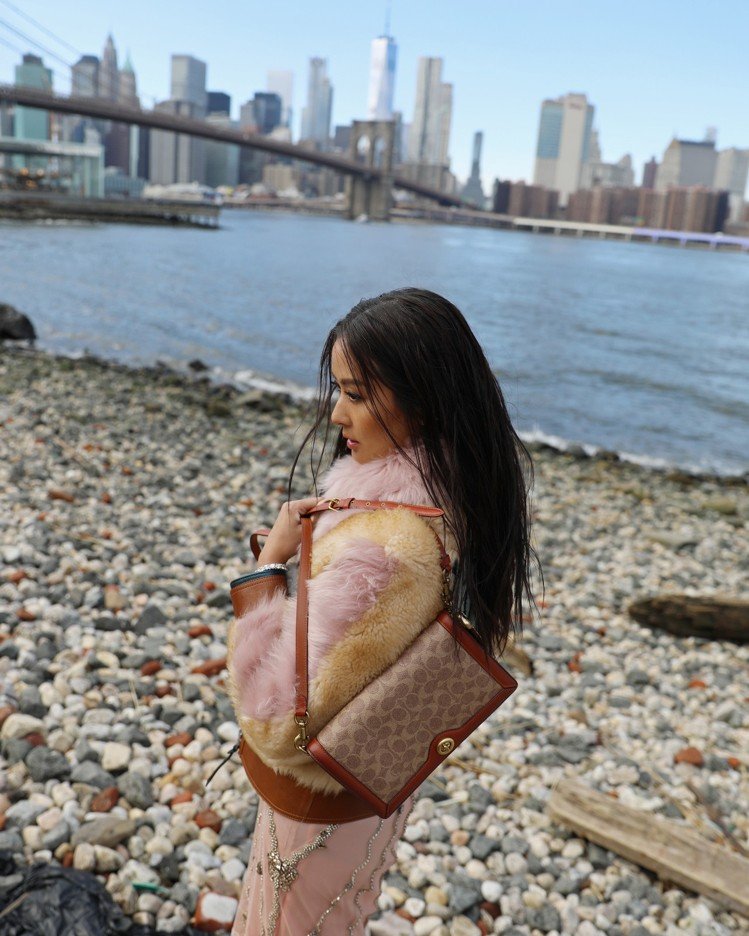 孙芸芸变名模,纽约街头上演换衣秀