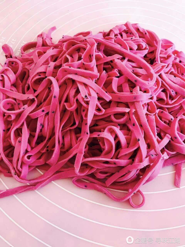 色彩绚丽的火龙果面条,专治各种挑食症,从此让宝宝爱上吃主食!