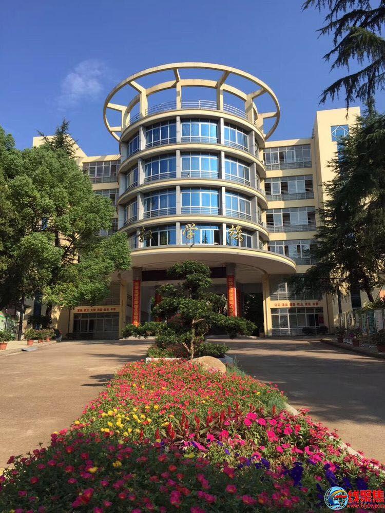 浙江金华第四中学在校体艺馆二楼举行中考百日誓师大会