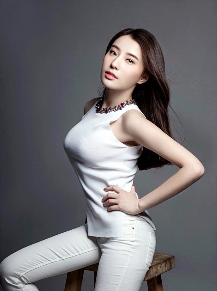 一个青春靓丽展现东方女性气质美的美女姑娘