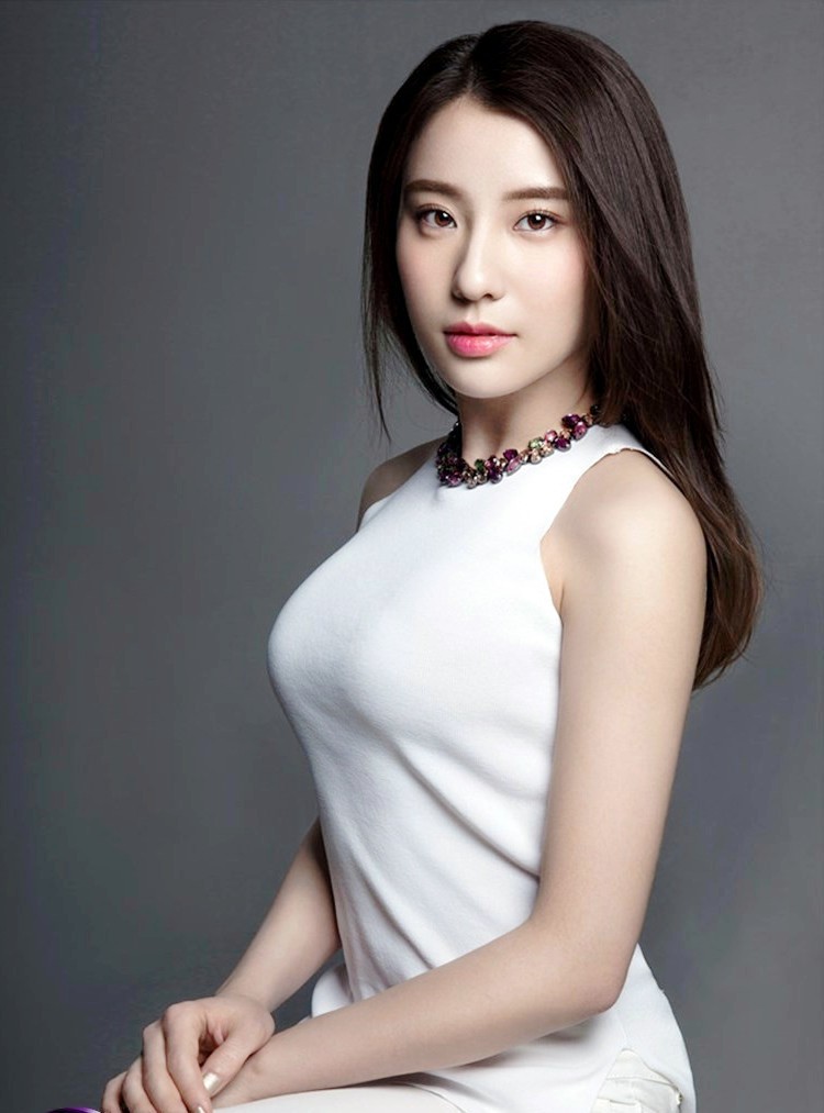 一个青春靓丽展现东方女性气质美的美女姑娘