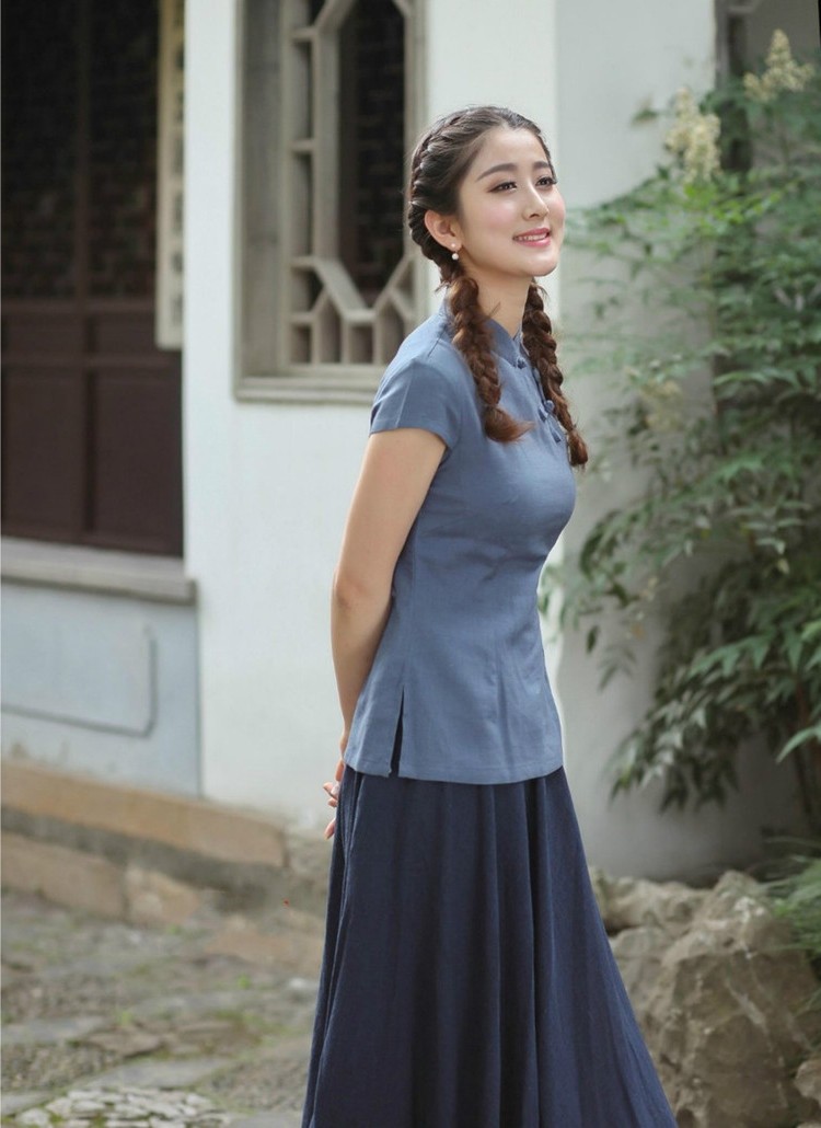 走在户外里的一个青春美丽小辫子姑娘!