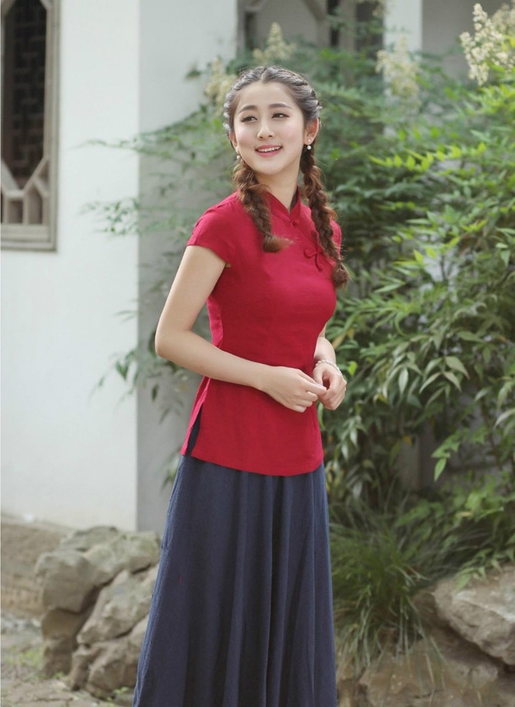 走在户外里的一个青春美丽小辫子姑娘!