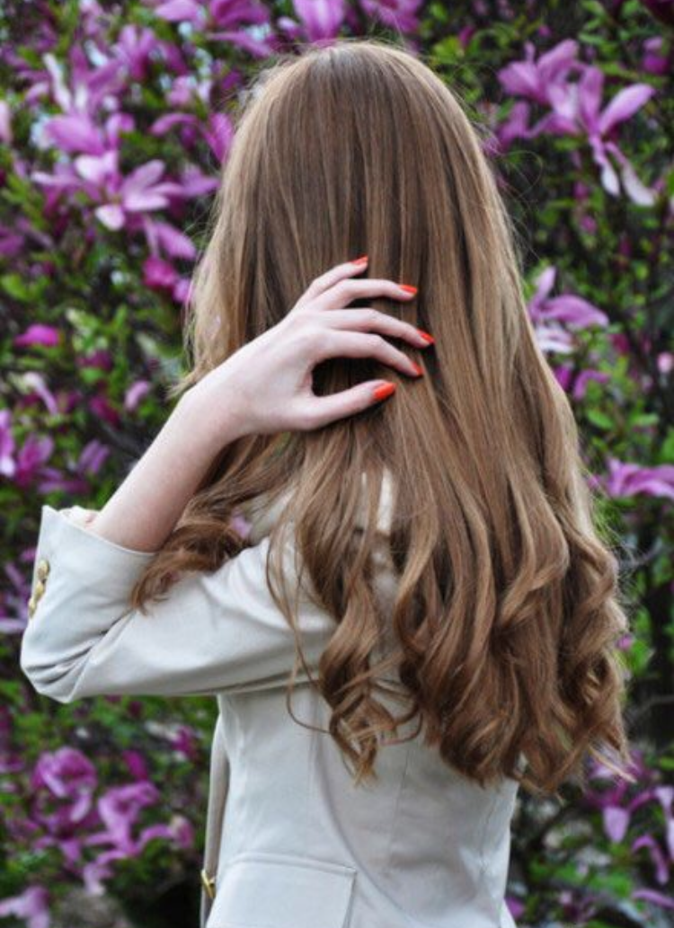 活泼性感的轻熟女长卷发发型参考