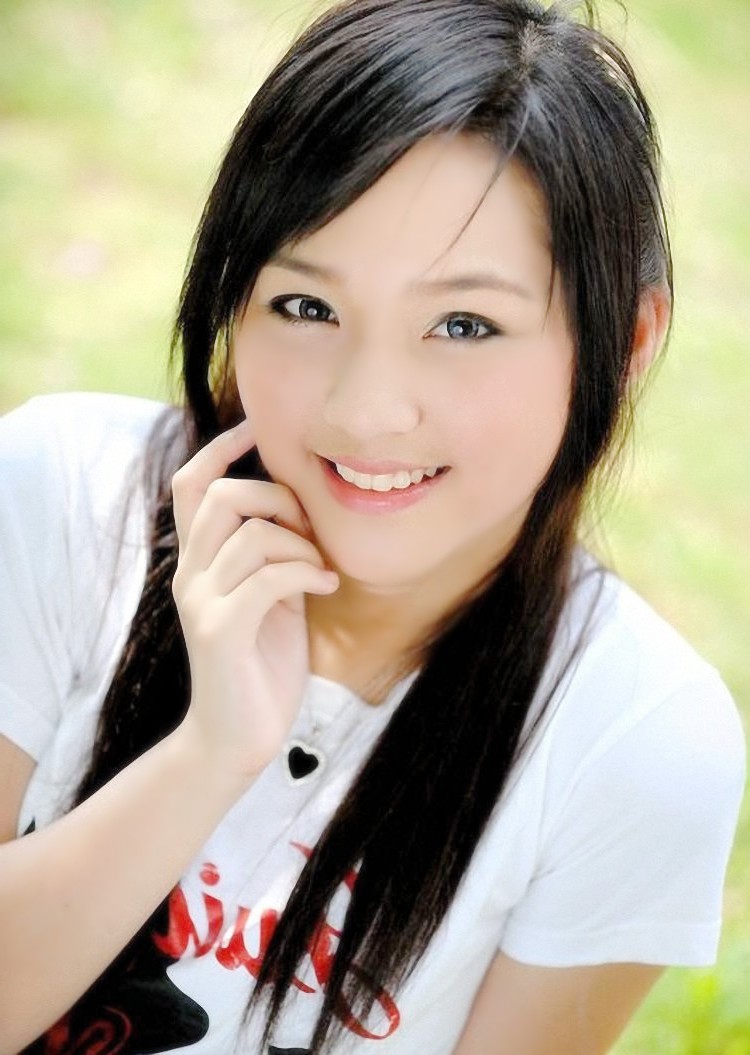 一个清秀美丽笑容怡人的可爱姑娘