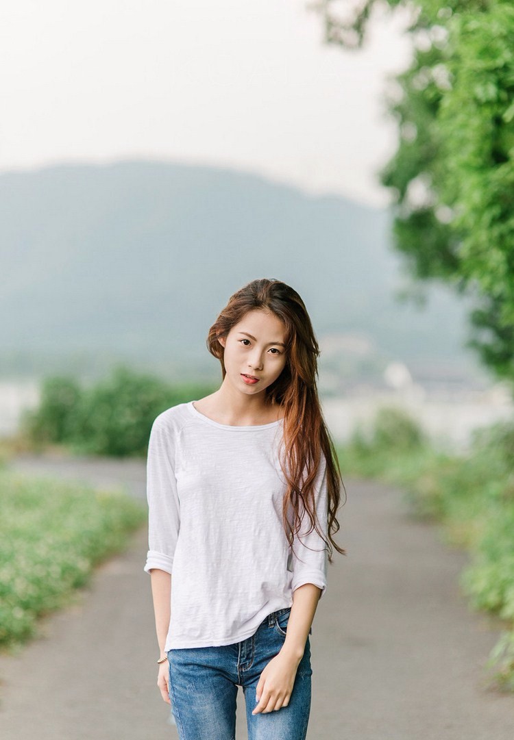 简约清新牛仔裤女生午后淋雨图片,性感迷人