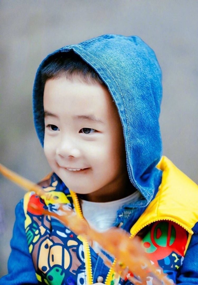 陈小春晒jasper荡秋千,动作可爱萌翻众人