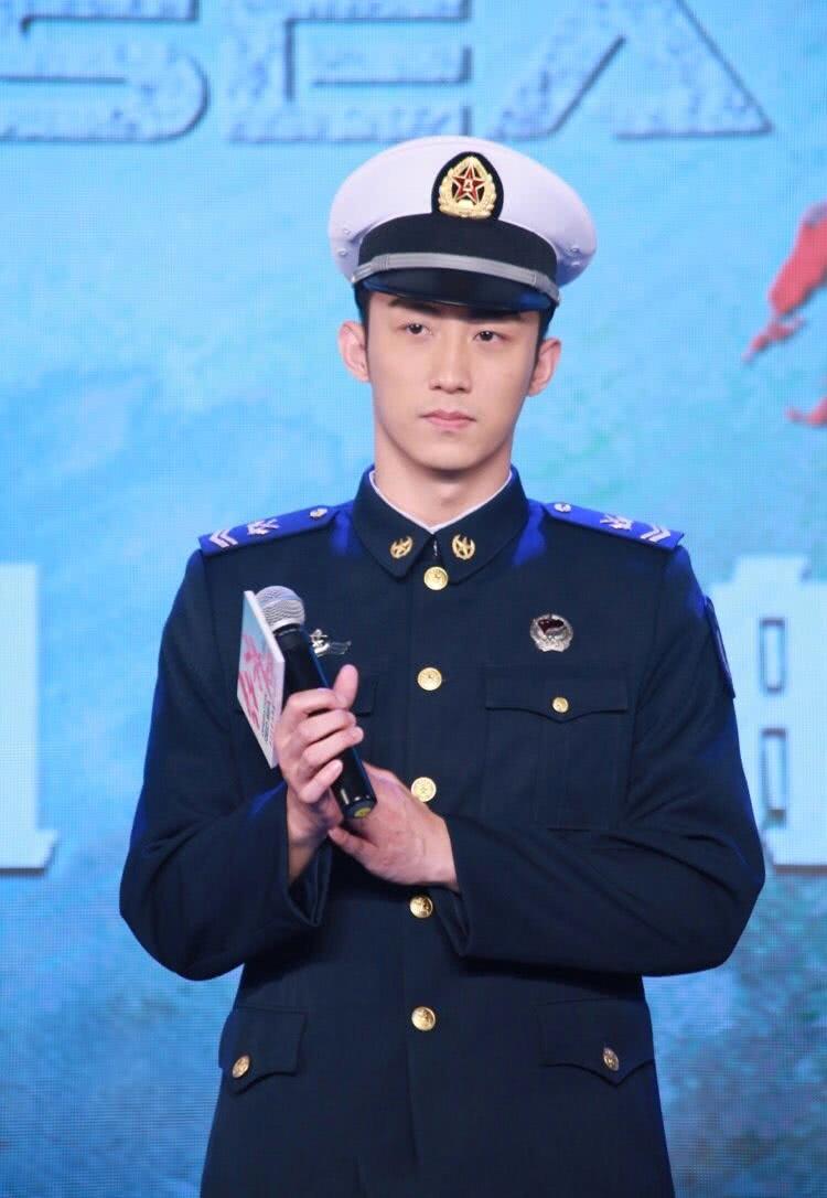 鲜肉转型硬汉你喜欢战狼2张翰还是红海行动黄景瑜呢