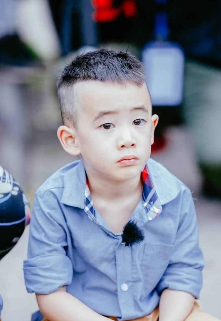 陈小春晒jasper荡秋千,动作可爱萌翻众人