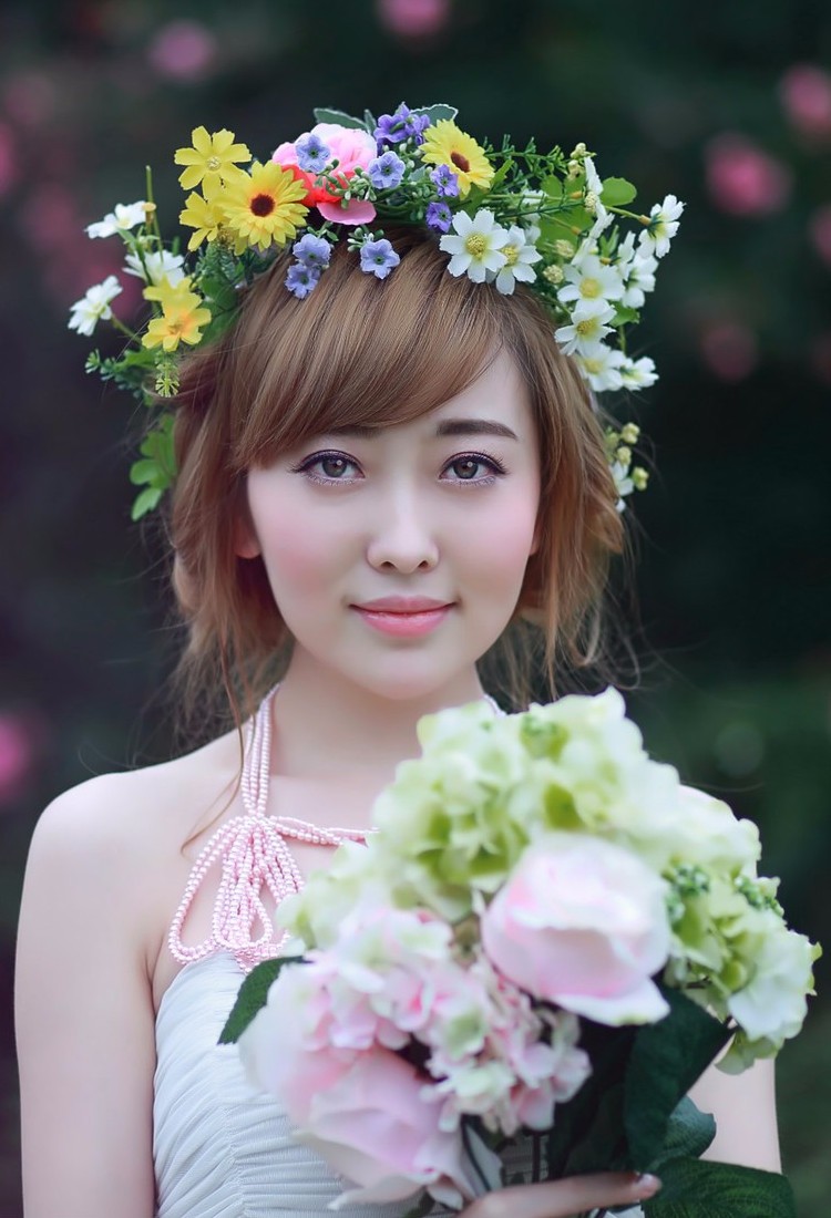 头戴花环的白皙姑娘,在阳光下显得是那么清秀美丽