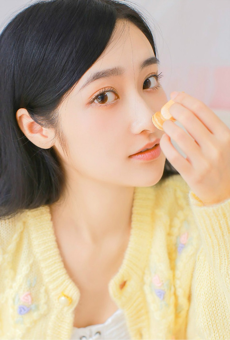 一个清纯淡雅,美丽迷人的可爱小姑娘!