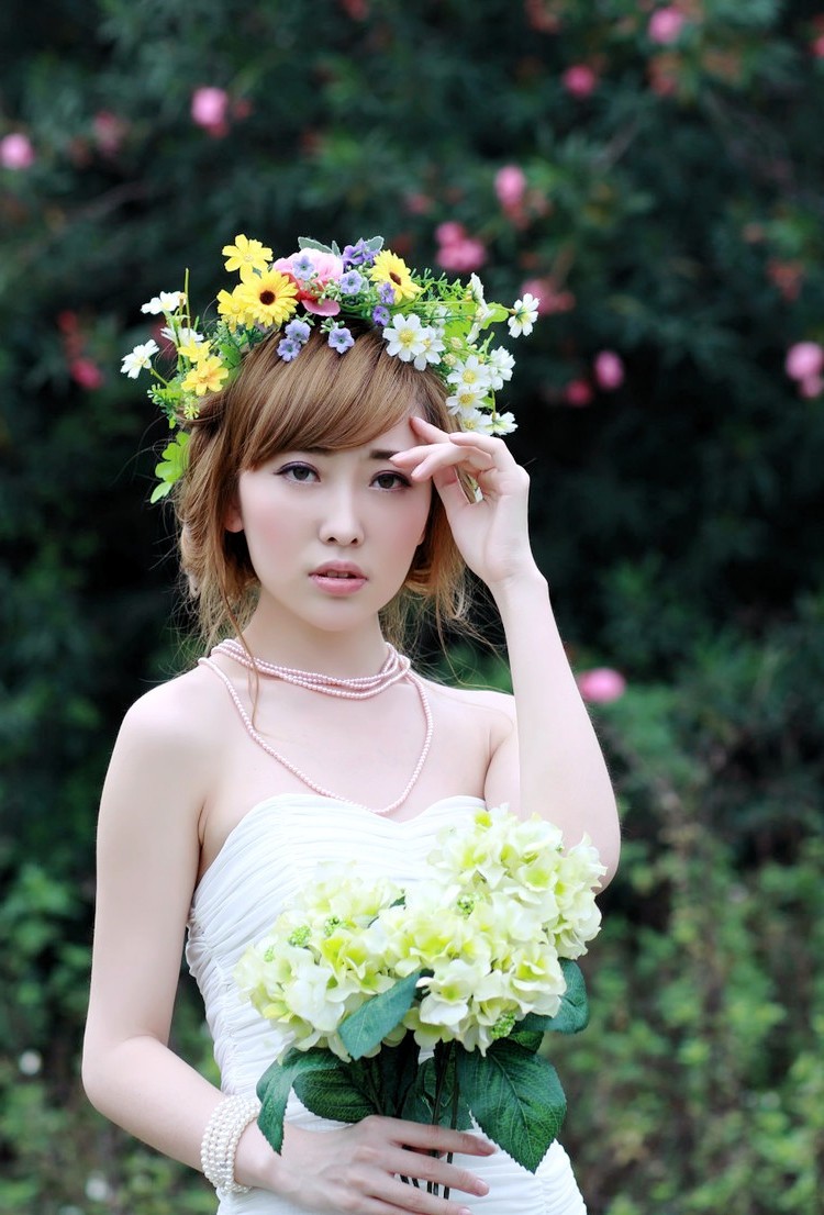 头戴花环的白皙姑娘,在阳光下显得是那么清秀美丽