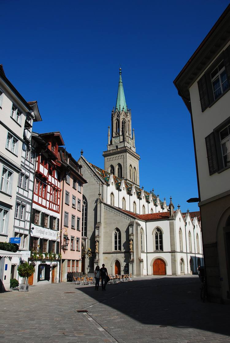 走在圣加仑这座千年古城的街道上更能感受它的庄严与肃穆