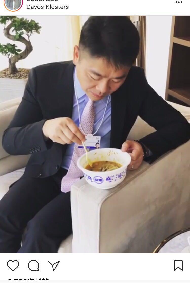 章泽天拍刘强东吃饭小视频,东哥宠溺眼神让人羡慕