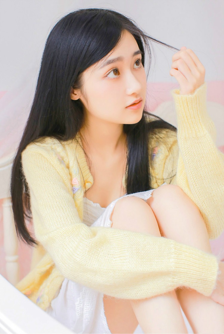 一个清纯淡雅,美丽迷人的可爱小姑娘!