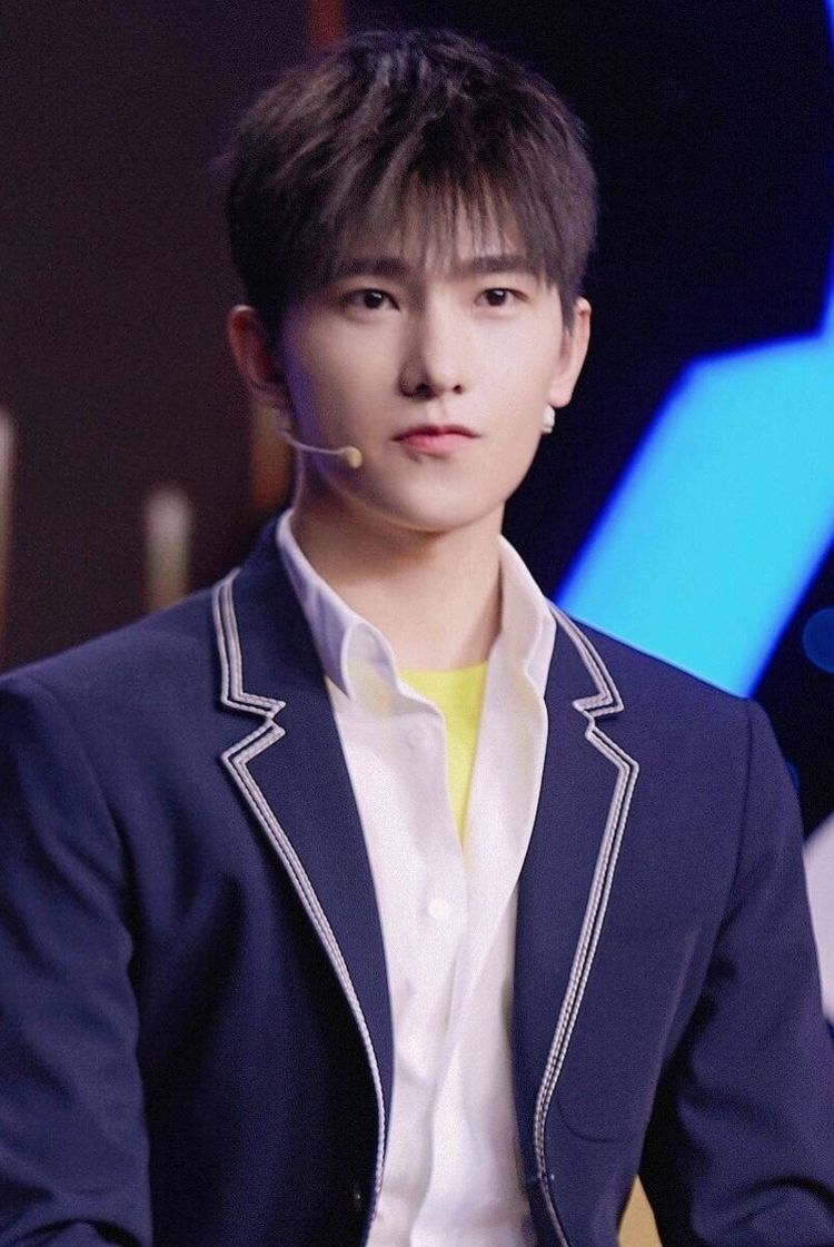 杨洋长相其实很适合扮乖,加上刘海染回黑色头发看起来就给人感觉乖了