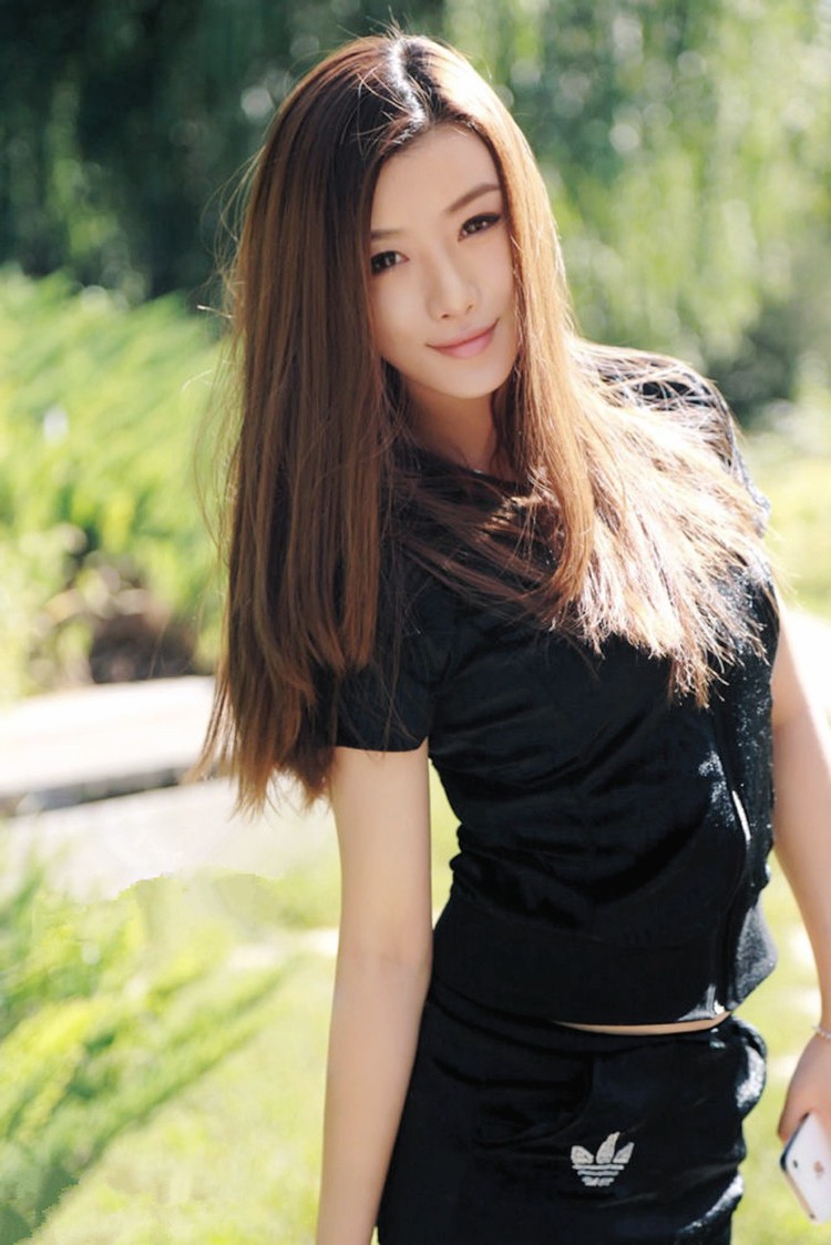 户外里一个青春奔放的美丽女孩