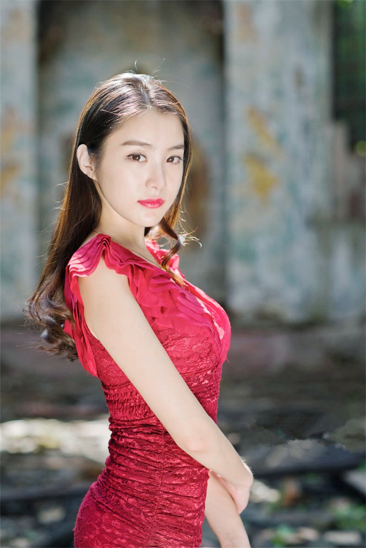 户外里一个气质优雅美丽动人的红衣女神
