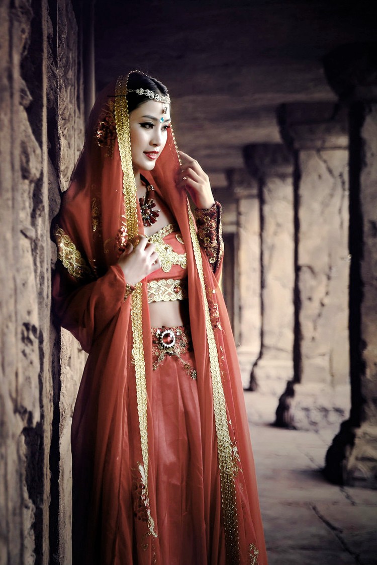 有着民族风情的天竺红衣少女姑娘