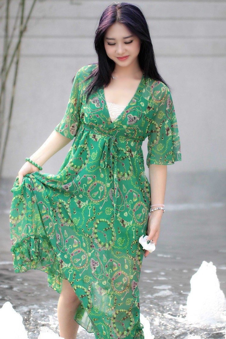 在一处喷泉边,一个别具风情的美丽裙装女子