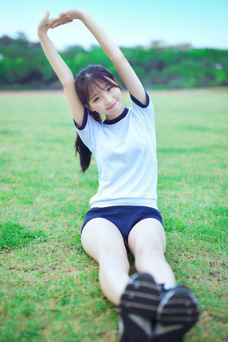 学校里操场上一个爱运动锻炼的青涩女同学