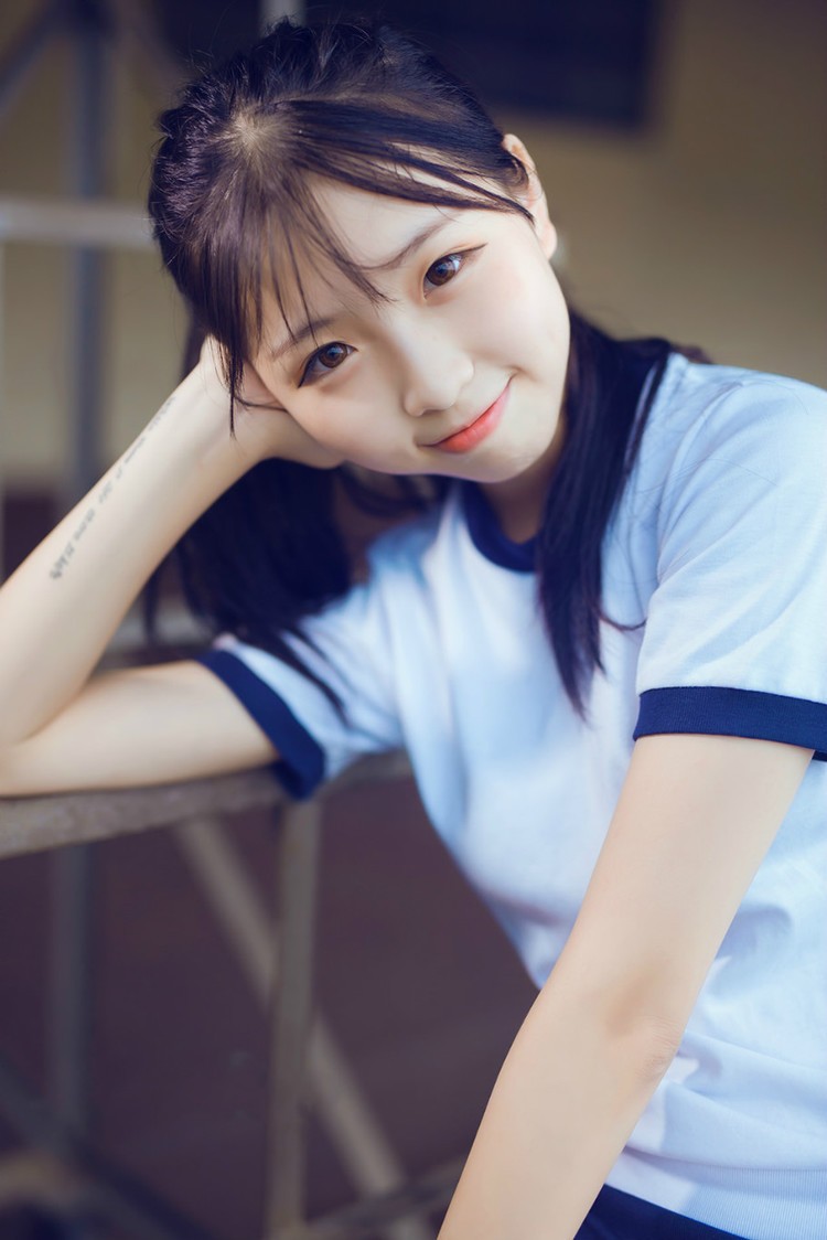 学校里操场上一个爱运动锻炼的青涩女同学