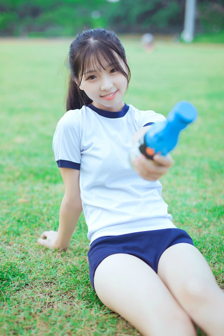 学校里操场上一个爱运动锻炼的青涩女同学