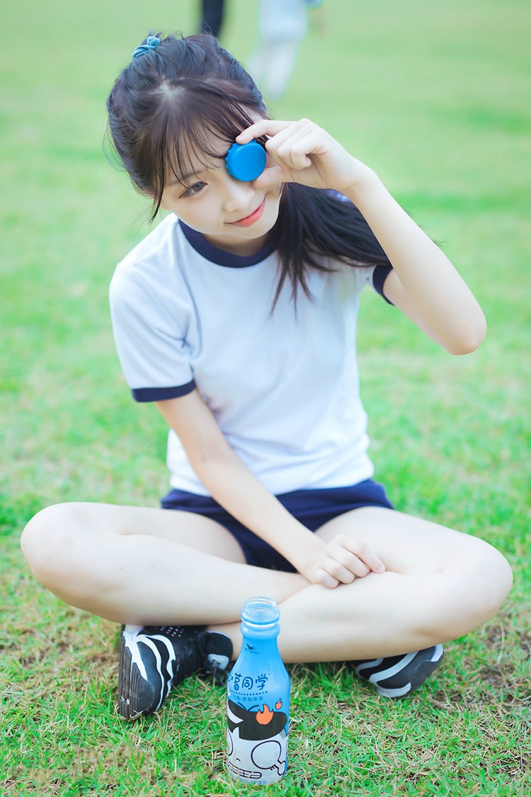 学校里操场上一个爱运动锻炼的青涩女同学