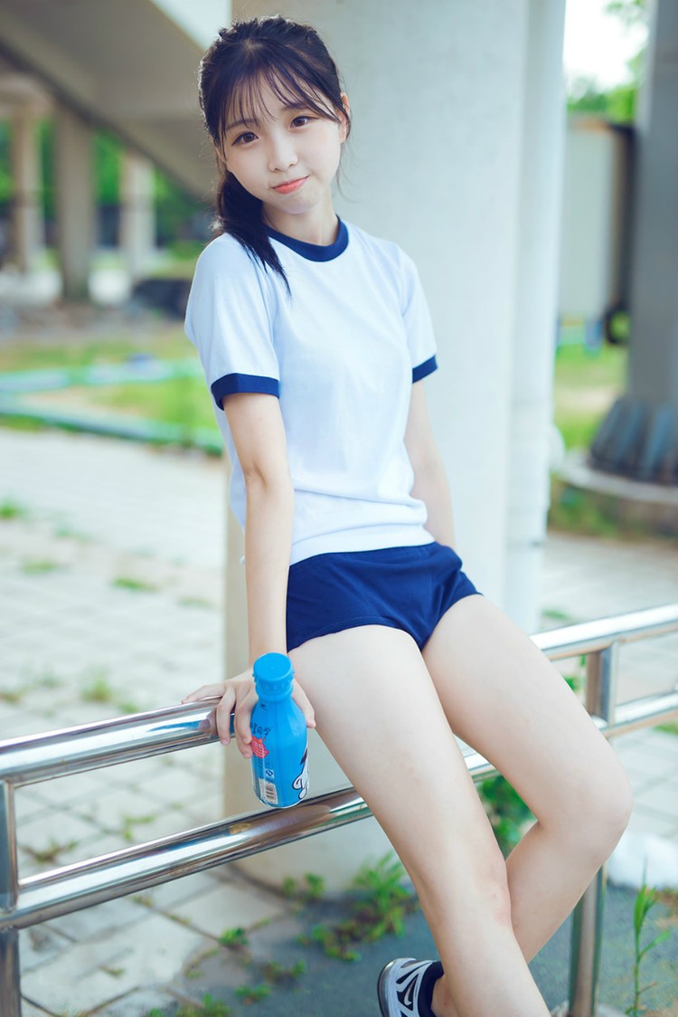 学校里操场上一个爱运动锻炼的青涩女同学