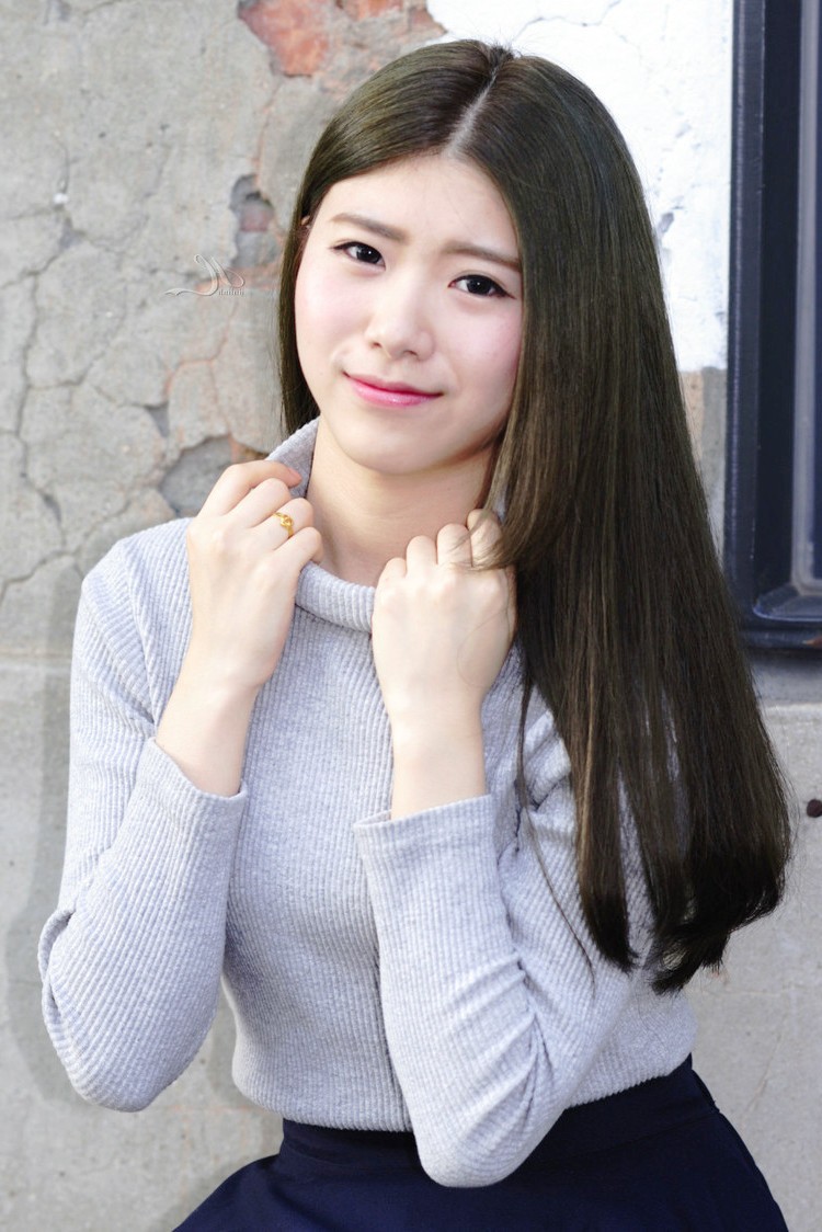 一个长发飘飘笑容甜美可爱的文静小姑娘!