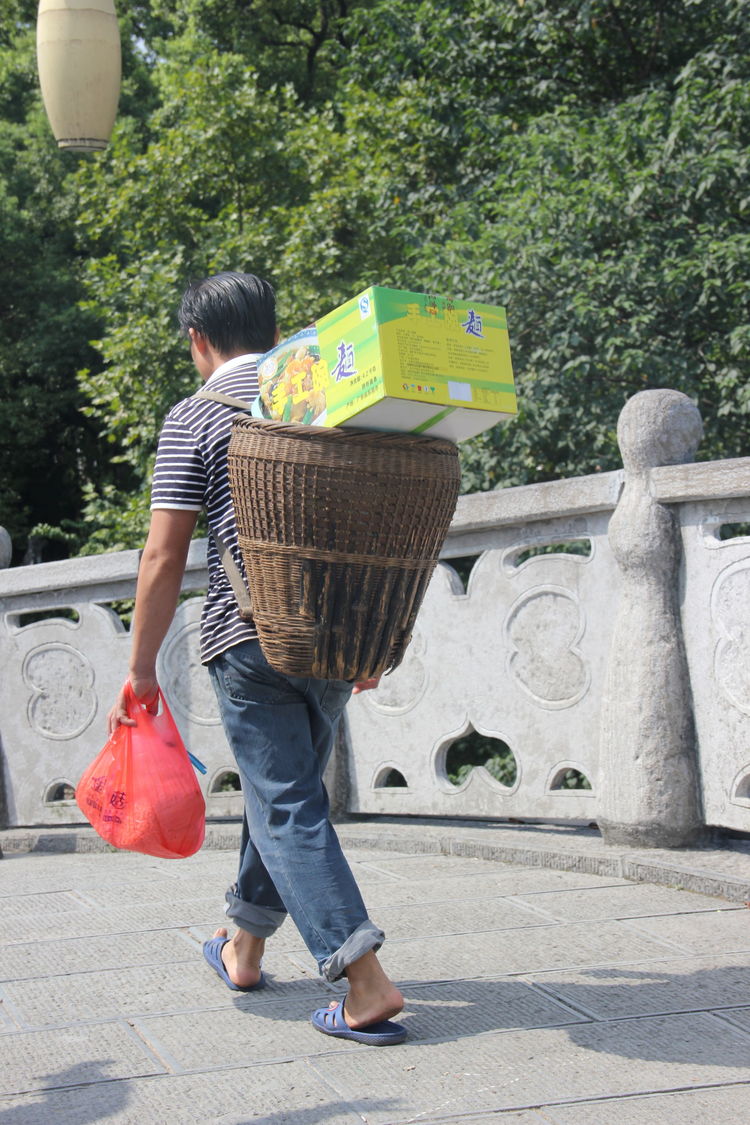 在湘西,这种漂亮的小背篓随处可见,最后一张图给我满满的回忆