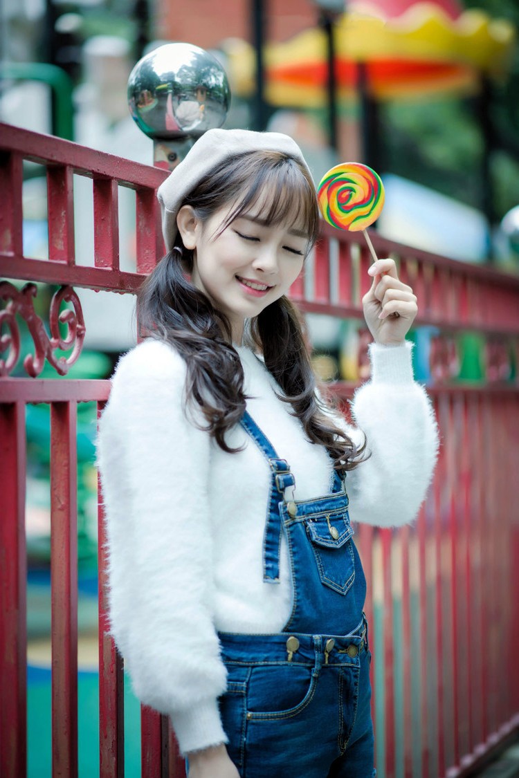 有着清新笑容,手拿棒棒糖如天使般美丽的女孩!