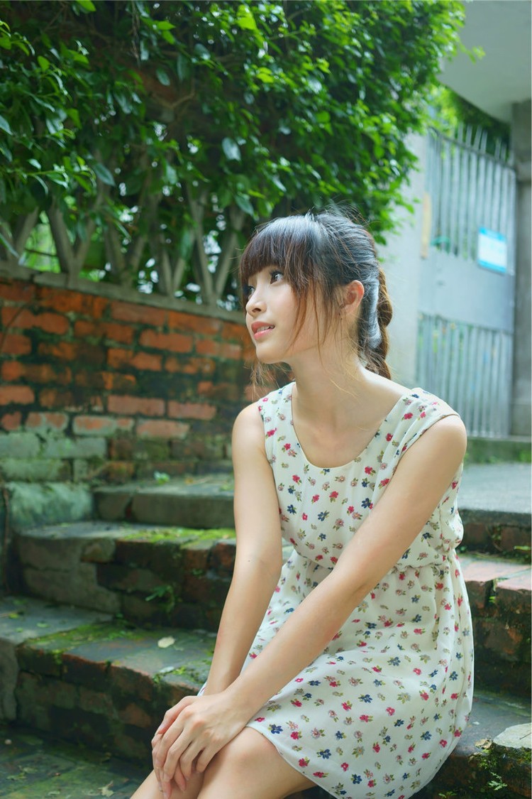 一个青涩而美丽有点害羞的可爱小姑娘