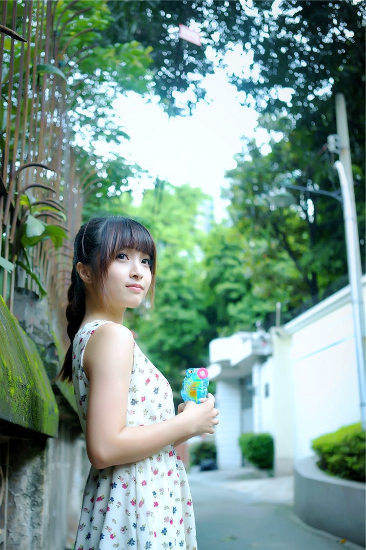 一个青涩而美丽有点害羞的可爱小姑娘