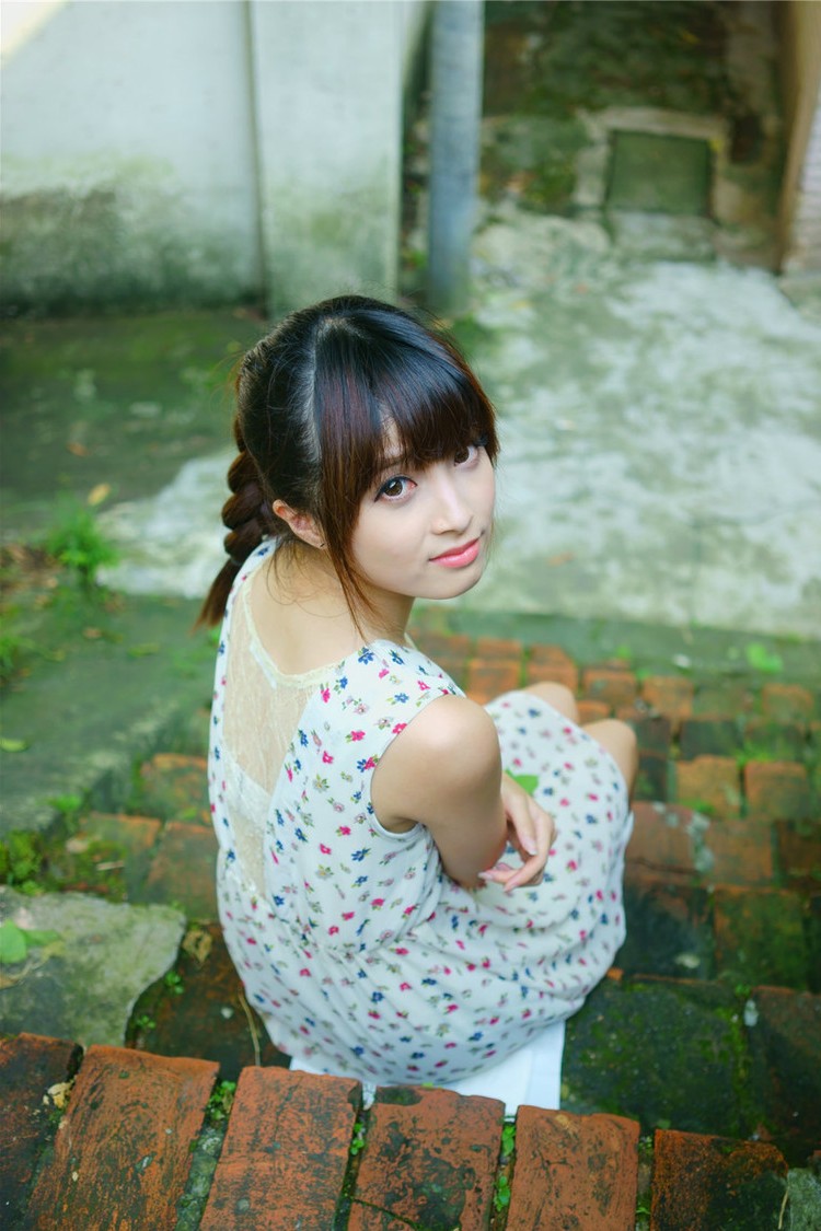 一个青涩而美丽有点害羞的可爱小姑娘