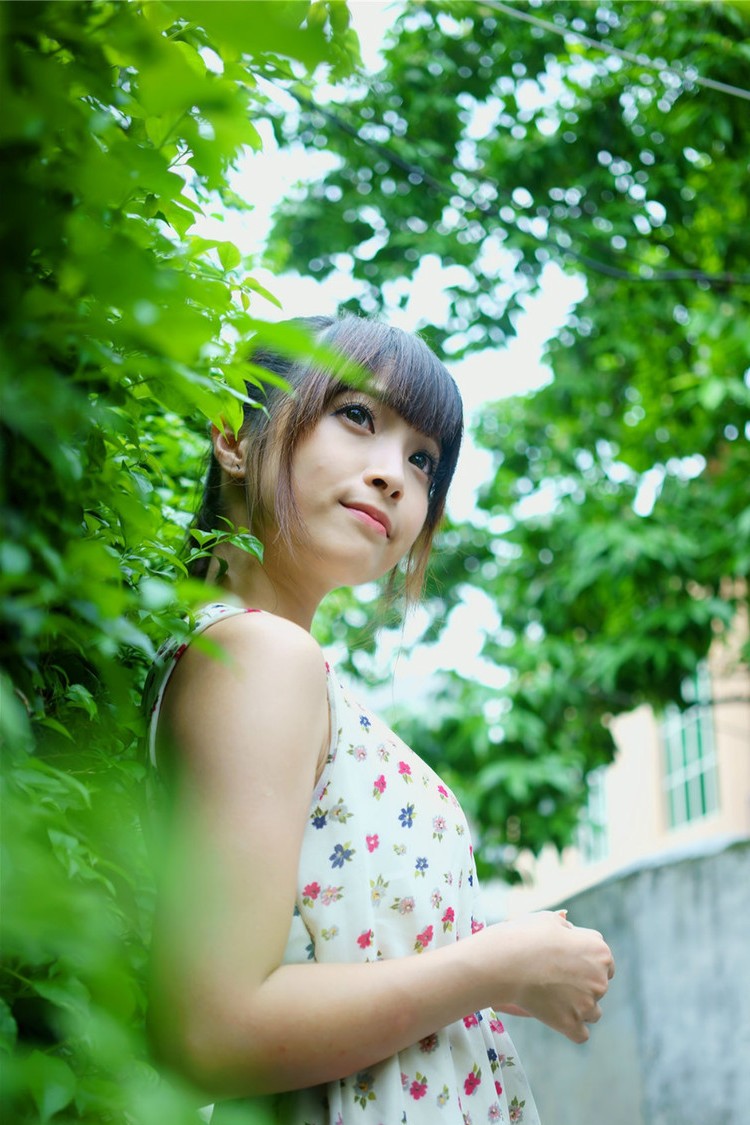 一个青涩而美丽有点害羞的可爱小姑娘