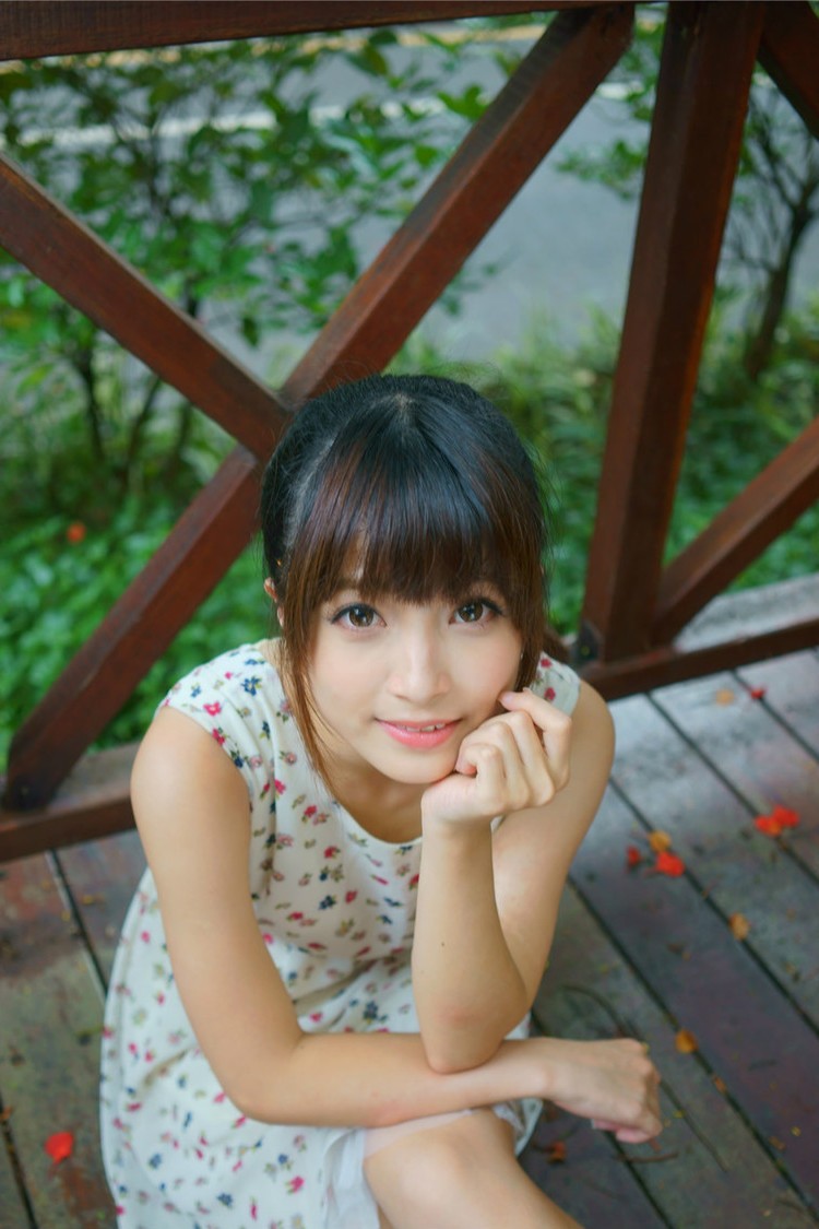 一个青涩而美丽有点害羞的可爱小姑娘