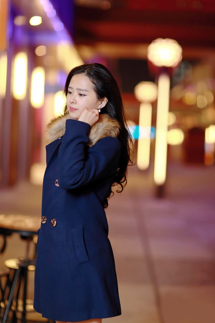 下班了一个人走在夜色中灯光下的美丽女子