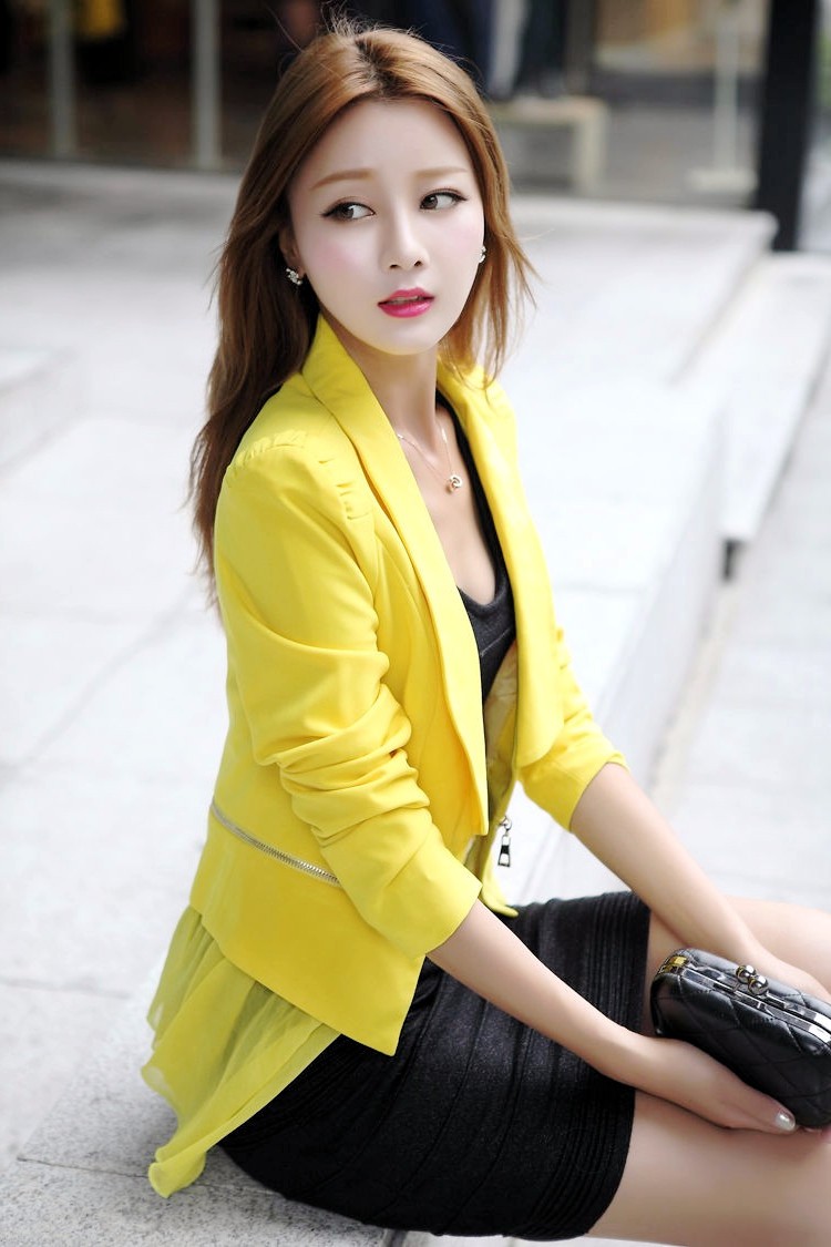 一个行走在街头的时尚美丽,长发漂亮女子!