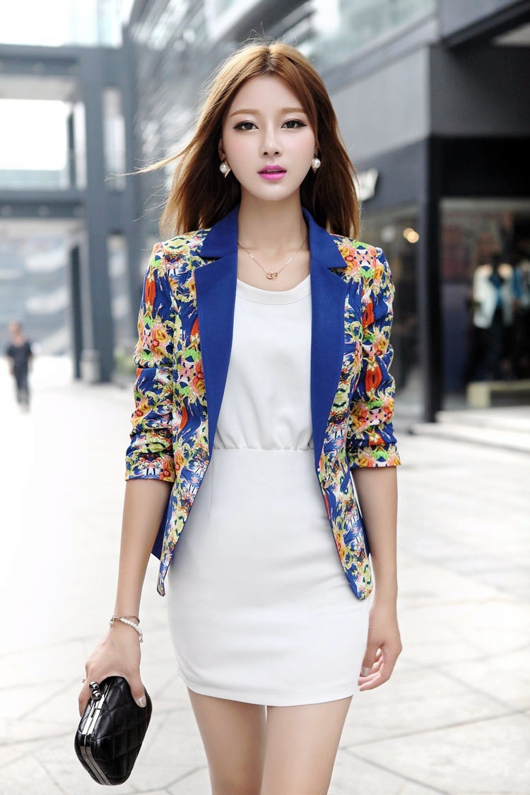 一个行走在街上的都市时尚气质女白领!